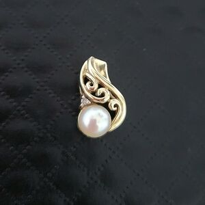 Pendant 10k whit  pearl and diamond